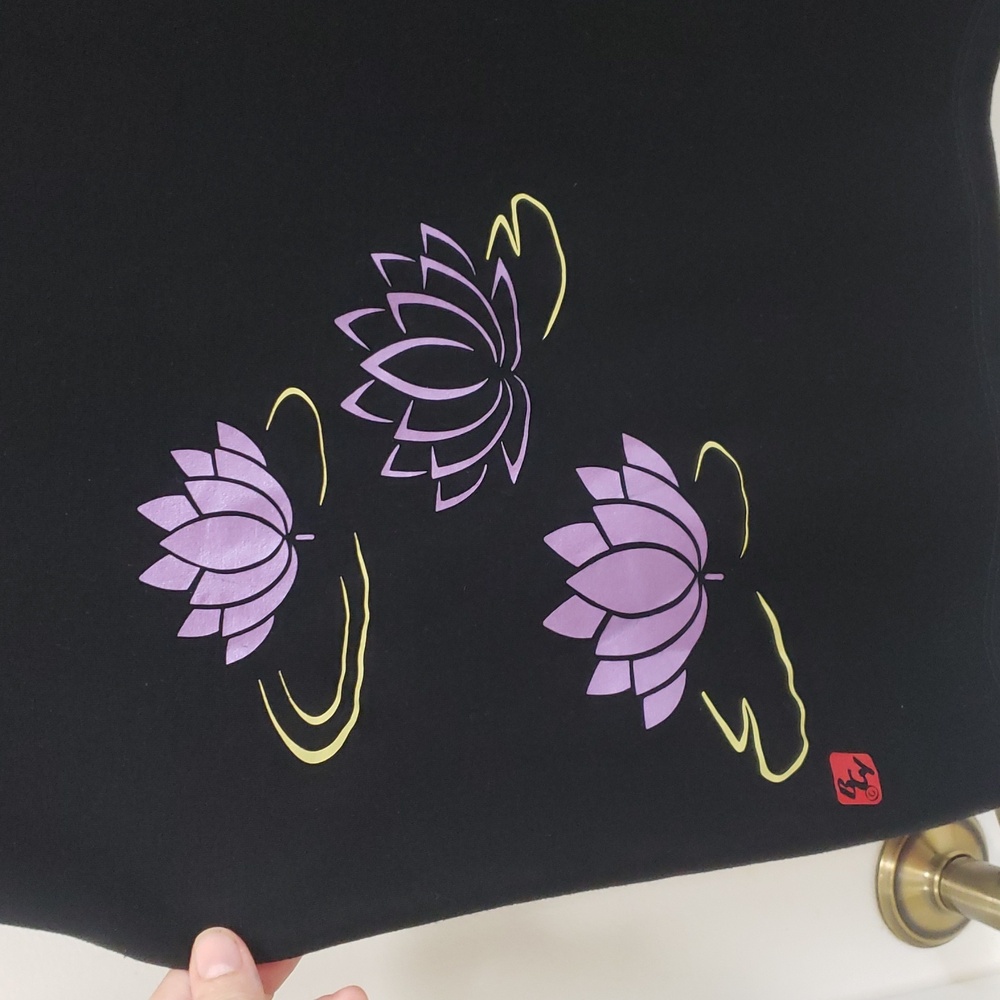 🌸〰️The American Backcountry〰️ Moisture Wicking Lotus Blossom Tee L
